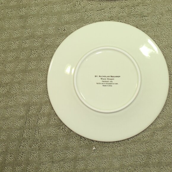 Set of 2 Vintage St. Nicholas Square Winter Bouquet 9.5" Dinner Plates - Picture 3 of 4